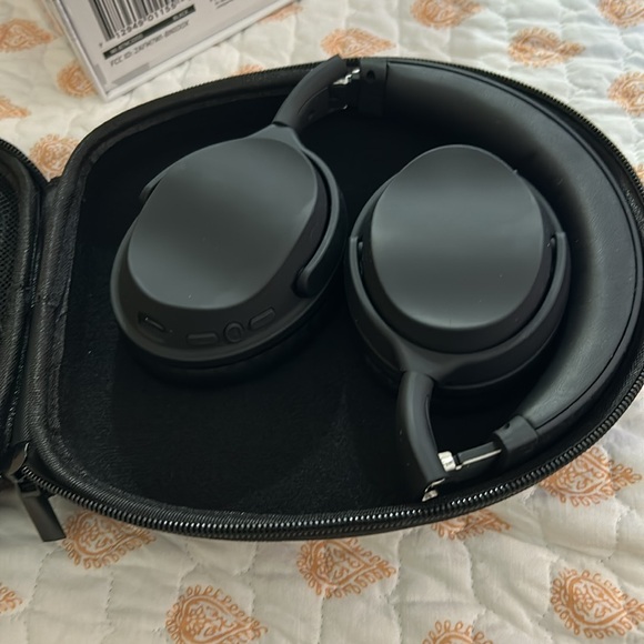 Wicked Audio Noise-Cancelling Headphones - Picture 1 of 8